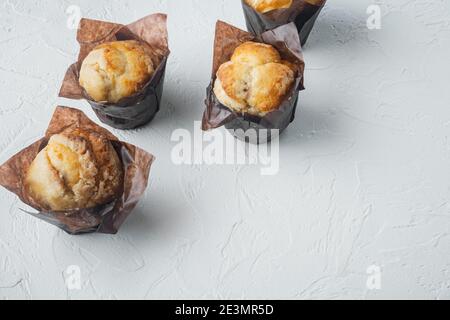 Muffins aux myrtilles avec berrie fraîche, sur fond blanc avec espace de copie pour le texte Banque D'Images