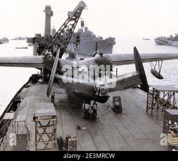 Martin PBM-5 Mariner de VPB-26 à bord du USS Norton Sound (AV-11) Au large de Saipan en avril 1945 Banque D'Images