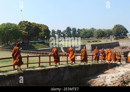 9 mars 2020, Kolhua, Vaishali, Bihar, Inde. Moines dans la rangée allant à la Stupa pour le culte Banque D'Images