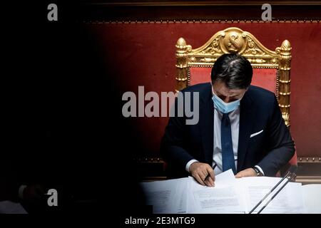 Rome, Italie. 05ème novembre 2020. Le premier ministre italien Giuseppe Conte pendant les informations au Sénat sur la crise du gouvernement. Rome (Italie), 19 janvier 2021 photo Pool Francesco Fotia/Insidefoto Credit: Insidefoto srl/Alay Live News Banque D'Images