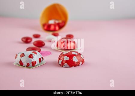 Carte de Saint-Valentin avec coeurs de bonbons sur fond de cône de crème glacée sur fond rose. Mise au point sélective. Banque D'Images