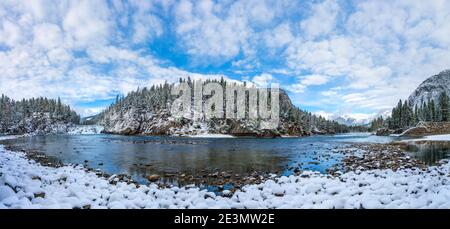 Vue panoramique sur le point de vue des chutes de Bow en hiver enneigé. Parc national Banff, rivière Bow pittoresque, Rocheuses canadiennes. Banque D'Images