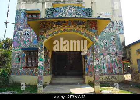 École où la peinture de madhubani est enseignée. Peintures de Madhubani sur le mur. Madhubani, Bihar, Inde Banque D'Images