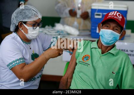 (210120) -- AMAZONAS, le 20 janvier 2021 (Xinhua) -- UN homme reçoit une dose du vaccin COVID-19 de la Chine dans la ville de Tabatinga, dans l'État d'Amazonas, au Brésil, le 19 janvier 2021. Le Brésil a lancé une campagne de vaccination de masse contre la pandémie COVID-19 dans chaque État à partir de 5 h 00, heure locale du lundi (2000 GMT). À compter de lundi après-midi, tous les États devaient avoir reçu leurs doses du vaccin CoronaVac mis au point par le laboratoire chinois Sinovac en collaboration avec l'Institut Butantan de Sao Paulo, l'un des plus grands centres de recherche scientifique au monde. (Photo par Lucio Tavora/Xi Banque D'Images