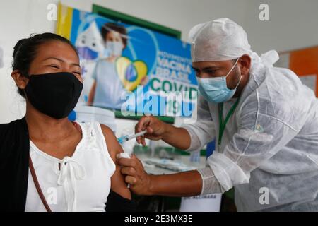 (210120) -- AMAZONAS, le 20 janvier 2021 (Xinhua) -- UNE femme reçoit une dose du vaccin COVID-19 de la Chine dans la ville de Tabatinga, dans l'État d'Amazonas, au Brésil, le 19 janvier 2021. Le Brésil a lancé une campagne de vaccination de masse contre la pandémie COVID-19 dans chaque État à partir de 5 h 00, heure locale du lundi (2000 GMT). À compter de lundi après-midi, tous les États devaient avoir reçu leurs doses du vaccin CoronaVac mis au point par le laboratoire chinois Sinovac en collaboration avec l'Institut Butantan de Sao Paulo, l'un des plus grands centres de recherche scientifique au monde. (Photo par Lucio Tavora/ Banque D'Images