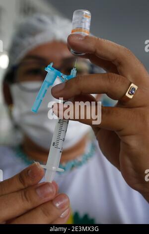 (210120) -- AMAZONAS, le 20 janvier 2021 (Xinhua) -- UN travailleur médical prépare une dose du vaccin COVID-19 de la Chine dans la ville de Tabatinga, dans l'État d'Amazonas, au Brésil, le 19 janvier 2021. Le Brésil a lancé une campagne de vaccination de masse contre la pandémie COVID-19 dans chaque État à partir de 5 h 00, heure locale du lundi (2000 GMT). À compter de lundi après-midi, tous les États devaient avoir reçu leurs doses du vaccin CoronaVac mis au point par le laboratoire chinois Sinovac en collaboration avec l'Institut Butantan de Sao Paulo, l'un des plus grands centres de recherche scientifique au monde. (Photo de Luci Banque D'Images