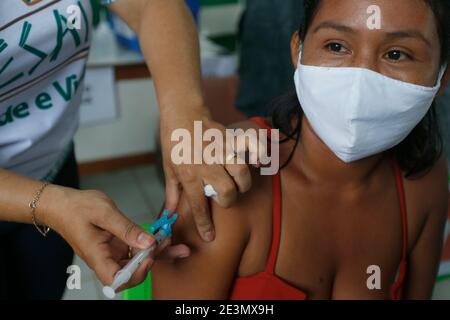 (210120) -- AMAZONAS, le 20 janvier 2021 (Xinhua) -- UNE femme reçoit une dose du vaccin COVID-19 de la Chine dans la ville de Tabatinga, dans l'État d'Amazonas, au Brésil, le 19 janvier 2021. Le Brésil a lancé une campagne de vaccination de masse contre la pandémie COVID-19 dans chaque État à partir de 5 h 00, heure locale du lundi (2000 GMT). À compter de lundi après-midi, tous les États devaient avoir reçu leurs doses du vaccin CoronaVac mis au point par le laboratoire chinois Sinovac en collaboration avec l'Institut Butantan de Sao Paulo, l'un des plus grands centres de recherche scientifique au monde. (Photo par Lucio Tavora/ Banque D'Images