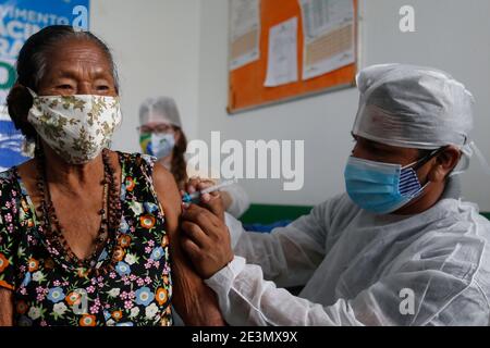 (210120) -- AMAZONAS, le 20 janvier 2021 (Xinhua) -- UNE femme reçoit une dose du vaccin COVID-19 de la Chine dans la ville de Tabatinga, dans l'État d'Amazonas, au Brésil, le 19 janvier 2021. Le Brésil a lancé une campagne de vaccination de masse contre la pandémie COVID-19 dans chaque État à partir de 5 h 00, heure locale du lundi (2000 GMT). À compter de lundi après-midi, tous les États devaient avoir reçu leurs doses du vaccin CoronaVac mis au point par le laboratoire chinois Sinovac en collaboration avec l'Institut Butantan de Sao Paulo, l'un des plus grands centres de recherche scientifique au monde. (Photo par Lucio Tavora/ Banque D'Images