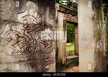 Bas-relief Apsaras aux temples d'Angkor Wat au Cambodge, inspiration de la danse classique khmère. Banque D'Images