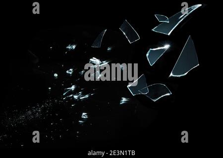 Des morceaux de verre brisé et divisé isolated on black Banque D'Images