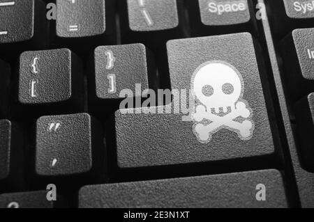 Crâne et os ou bouton d'attaque de piratage sur le clavier Banque D'Images