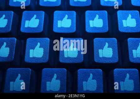 Beaucoup comme bouton sur le clavier bleu d'ordinateur Banque D'Images