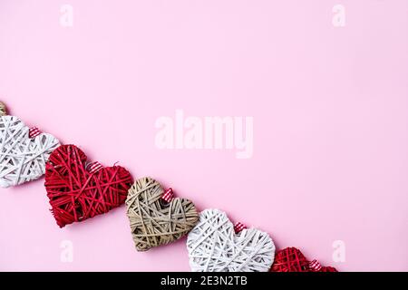 Coeurs de Saint-Valentin sur fond rose avec espace de copie. Symboles d'amour en forme de coeur pour la Saint-Valentin heureuse, la Fête des femmes, la Fête des mères, l'anniversaire. Cadeau c Banque D'Images