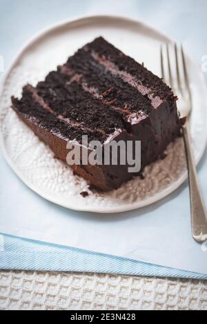 Gâteau enrobé de chocolat. Gâteau au chocolat noir fait de babeurre et de cola Banque D'Images