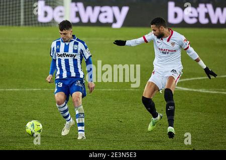 Ximo Navarro de CD Alaves et Youssef en Nesyri de Séville pendant le championnat d'Espagne la Ligue de football match entre CD / LM Banque D'Images