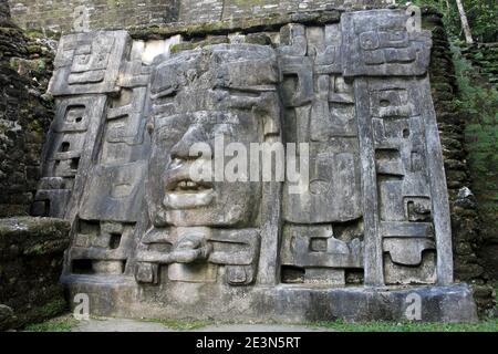 Temple de masque, Lamanai, Belize, ornée d'un masque en pierre de 13 pieds d'un ancien roi Maya Banque D'Images