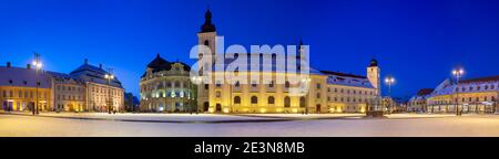 Panorama de Sibiu, Transylvanie, Roumanie, au crépuscule, place principale de la ville en hiver avec neige Banque D'Images