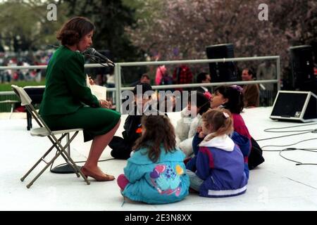 Marilyn Quayle lit aux enfants. Banque D'Images