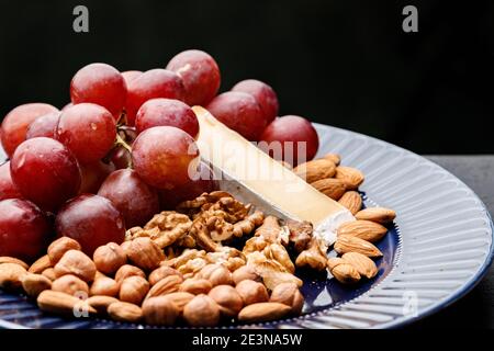 Gros plan des noix et des raisins sur la plaque Banque D'Images