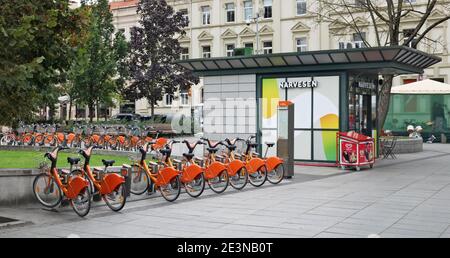 VILNIUS, LITUANIE - 19 SEPTEMBRE 2020 : les petits marchés de Narvesen vendent la presse, le café, les cigarettes, les boissons et la restauration rapide. En Lituanie 200 Na Banque D'Images