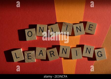 Apprentissage en ligne, mots en lettres de l'alphabet en bois. Banque D'Images