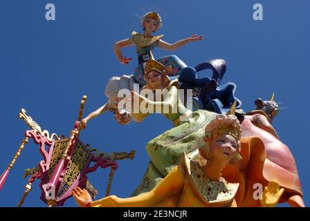 Denia, Alicante, Espagne - Mars 19 2009: Las Fallas Fiesta, l'une des nombreuses marionnettes ou poupées en papier et bois connu sous le nom de ninot, érigée en ville prête à l'emploi Banque D'Images