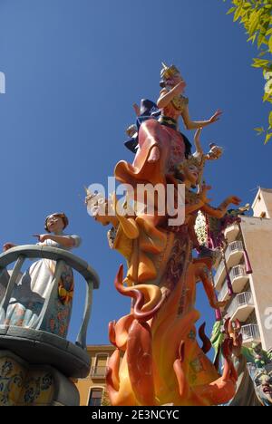 Denia, Alicante, Espagne - Mars 19: Las Fallas Fiesta, l'une des nombreuses marionnettes ou poupées en papier et bois connu sous le nom de ninot, érigée en ville prête à b Banque D'Images