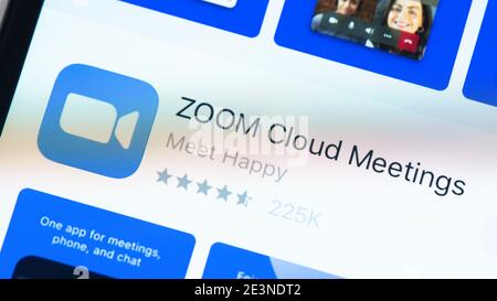 Page de l'application Zoom dans l'App Store sur l'écran d'Apple iPhone. Zoom est un programme logiciel pour la visioconférence et l'audio, le chat et les webinaires. Banque D'Images