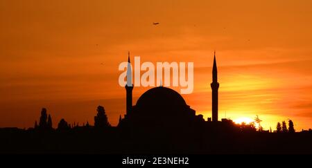 Coucher de soleil d'Istanbul pris du pont de Galata. J'ai eu une vue magnifique bien que les gens qui ont pris l'avion en ont eu une meilleure. Banque D'Images