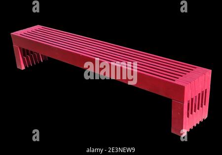 Le banc de bois de rue peint en rouge. Isolé sur le noir Banque D'Images