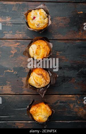 Muffins aux myrtilles avec berrie fraîche, sur fond de table en bois sombre, sur le dessus de la vue Banque D'Images
