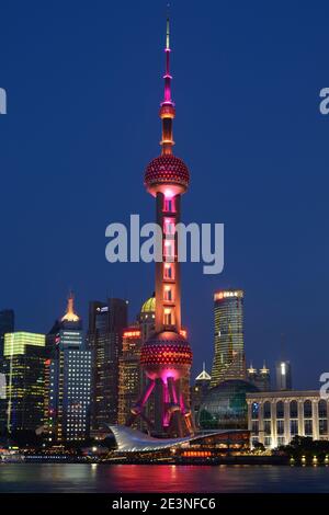 L'Oriental Pearl Tower s'est illuminée et a été capturée pendant l'heure bleue. Shanghai a toujours le meilleur en ce moment. Banque D'Images