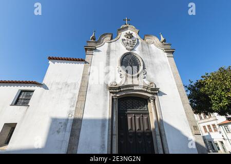 Détail architectural de l'église de Mercy (Santa Casa Misericordia de FAO) dans le centre historique de la ville d'Esposende, Portugal, par une journée d'hiver Banque D'Images