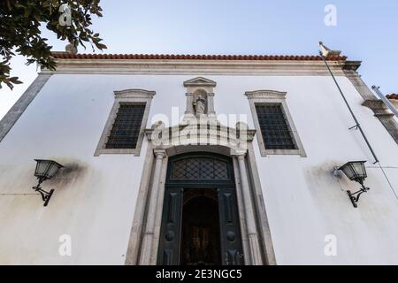 Détail architectural de l'église de la Miséricorde (Santa Casa Misericordia de FAO) dans le centre historique de la ville par une journée d'hiver Banque D'Images