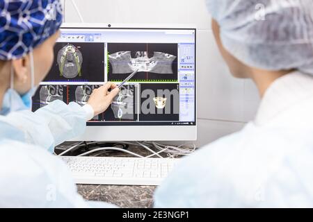 Concept de dentisterie. Services dentaires professionnels et équipement moderne sans douleur. Le médecin consulte le patient et affiche les images du Banque D'Images