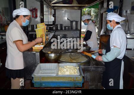 Tofu frite cuit et préparé à Shaoxing, Chine. Un en-cas local populaire mangé dans la rue, donne un arôme piquant autour de la région. Banque D'Images