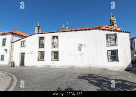 Esposende, Portugal - 21 février 2020 : détail architectural du Musée d'Art Sacré de l'Église de Mercy (Santa Casa Misericordia de FAO) dans le Banque D'Images