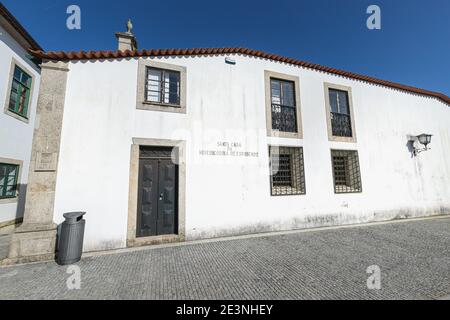 Esposende, Portugal - 21 février 2020 : détail architectural du Musée d'Art Sacré de l'Église de Mercy (Santa Casa Misericordia de FAO) dans le Banque D'Images