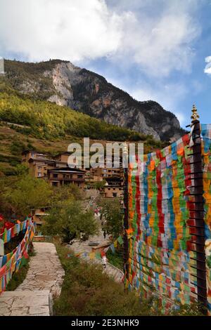 Drapeaux de prière accrochés haut dans les montagnes au village de Balagezong près de Shangri la. Remote et paisible lieu maintenant une zone touristique. Banque D'Images