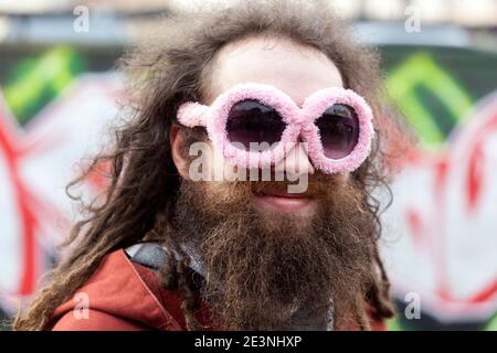 Boxer taille basse à barbe en lunettes de soleil Banque D'Images