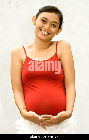 Portrait d'une jeune femme d'Asie du Sud-est heureuse de sa grossesse Banque D'Images