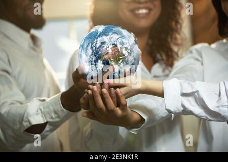 Médecins tenant un monde entre les mains, concept de santé mondiale, soutien, prévention et protection contre la pandémie du coronavirus à l'échelle du carcajou. Planète Terre. Sauver la nature et l'environnement, voyager. Banque D'Images