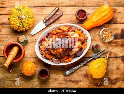 Perdrix rôtis garni de citrouille sur une table de style rustique.jour de Thanksgiving. Banque D'Images