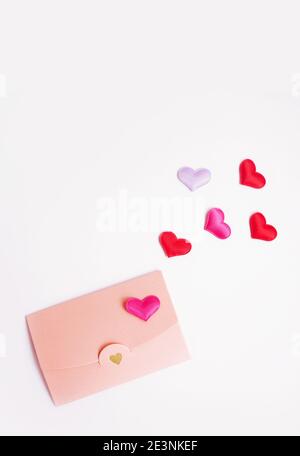 Enveloppe pour amoureux avec coeurs colorés. Saint-Valentin Banque D'Images