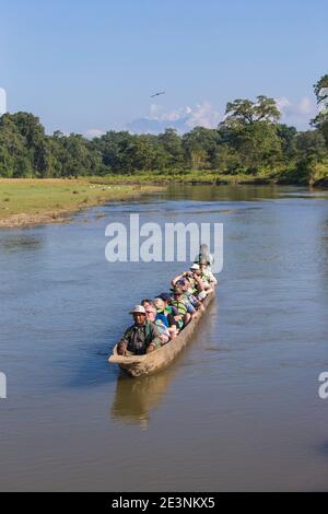 Népal, Pokara, parc national de Chitwan, touristes en pirogue Banque D'Images