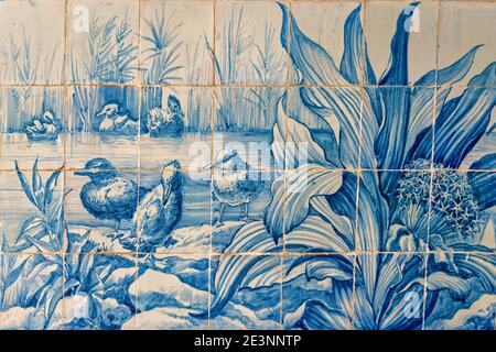 Azulejos décorant des murs dans le jardin du Palais Estoi, Estoi, Loule, Faro district, Algarve, Portugal Banque D'Images