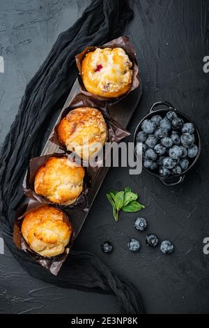 Muffins aux myrtilles avec berrie fraîche, sur fond noir, vue de dessus, plat Banque D'Images