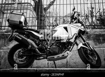 KTM moto dans une rue dans une ville française - noir et blanc Banque D'Images