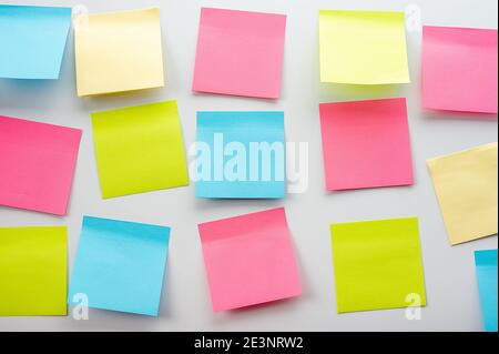 Notes adhésives vierges sur fond blanc. Maquette de papier adhésif. Les professionnels se réunissent et utilisent des notes informatiques pour partager leur idée sur un pense-bête.disque Banque D'Images