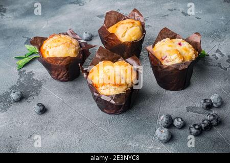 Muffins aux myrtilles avec berrie fraîche, sur fond gris avec espace de copie pour le texte Banque D'Images